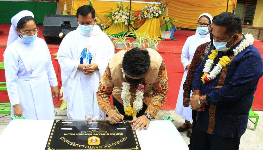 Bupati Samosir resmikan gedung baru SMP RK Bintang Samosir Palipi