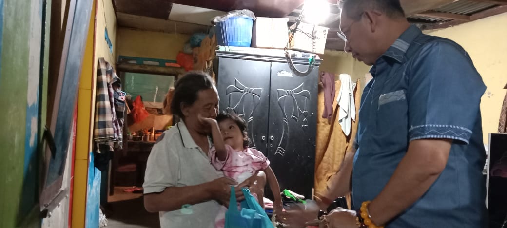 Peringati Hari Bung Karno, Wong Kembali Datangi dan Berikan Bantuan Kepada Kedua Balita Stunting di Medan Tembung