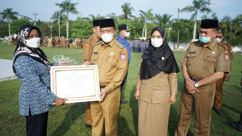 Plt Walikota Tanjung Balai Serahkan Penghargaan