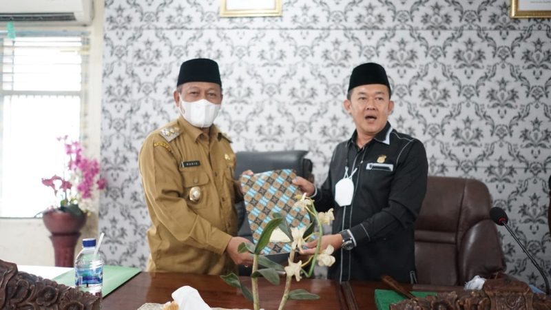 Plt Walikota Tanjungbalai Serahkan LKPJ Ketua DPRD Tanjung Balai