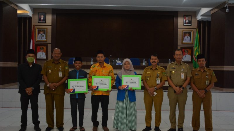 Plt Bupati Langkat H. Syah Afandin S.H menyerahkan Bansos Pelajar & Mahasiswa Senilai Rp93 juta