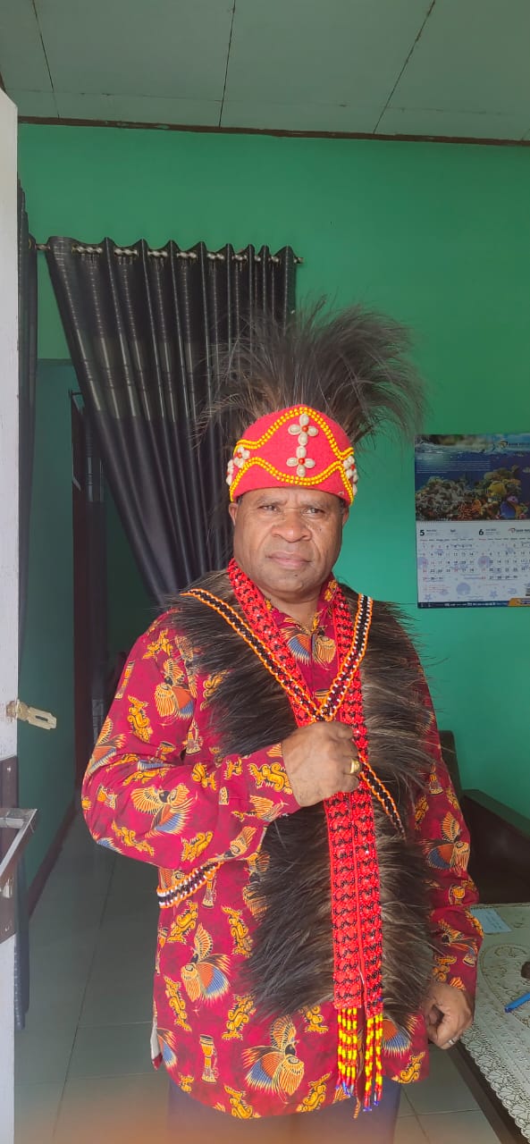 Kadis Pemberdayaan Masyarakat Kampung Dan Lurah Sorong Selatan Menyerahkan BLT Triwulan 1 Tahun 2022
