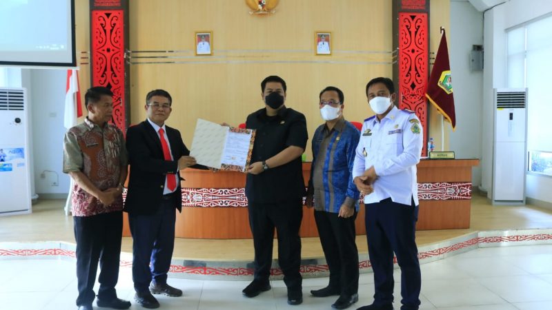 Bupati Samosir Sampaikan Penghargaan Kepada Tumbur Naibaho