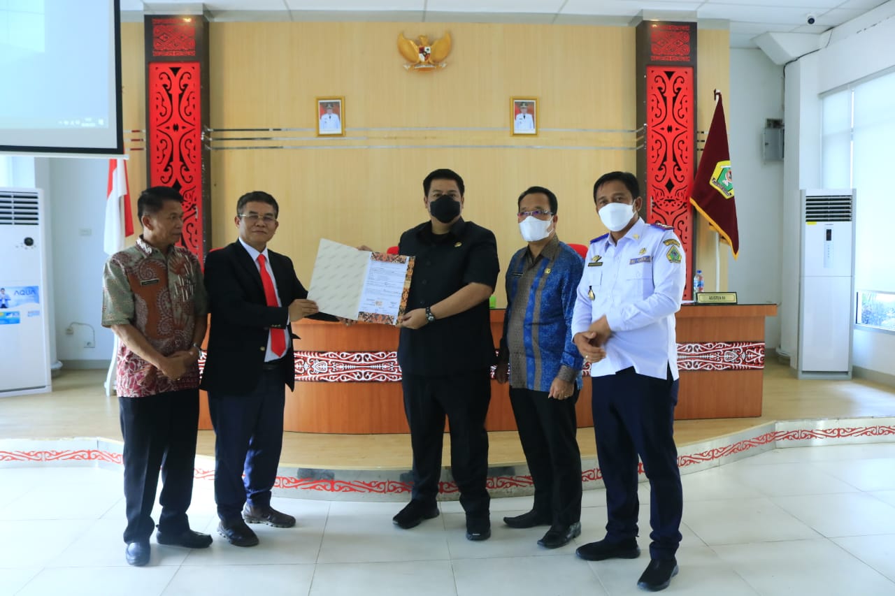 Bupati Samosir Sampaikan Penghargaan Kepada Tumbur Naibaho