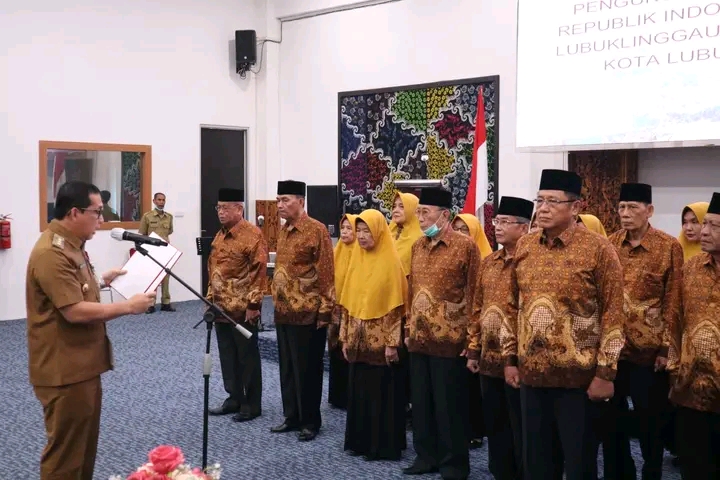 H SN Prana Putra Sohe Kukuhkan Kepengurusan PWRI Kota Lubuklinggau  Masa Bakti 2021-2026