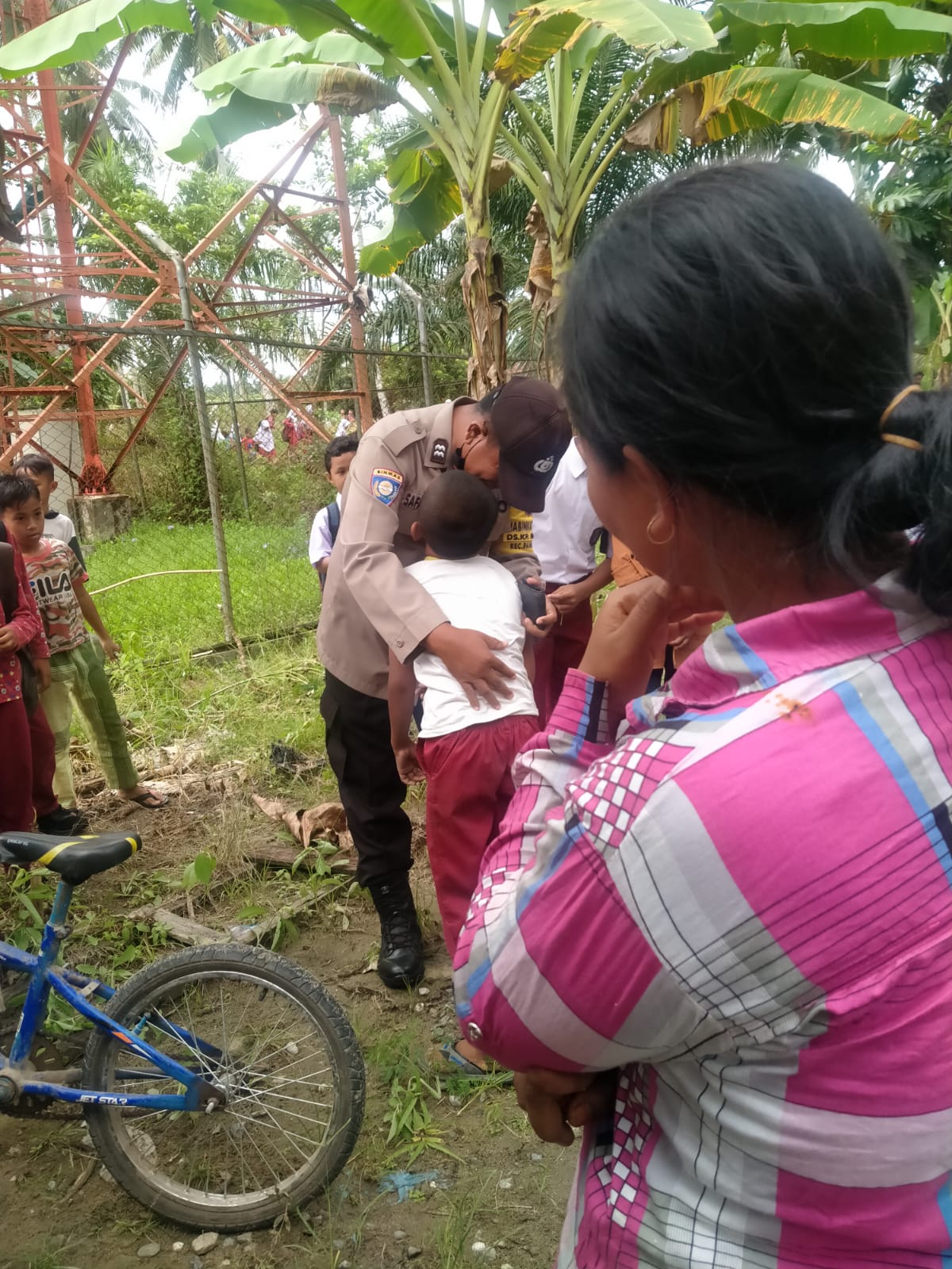 Bikin Heboh, Seorang Anak Di Pangkatan 10 Nekat Panjat Tower Ketinggian 72 Meter