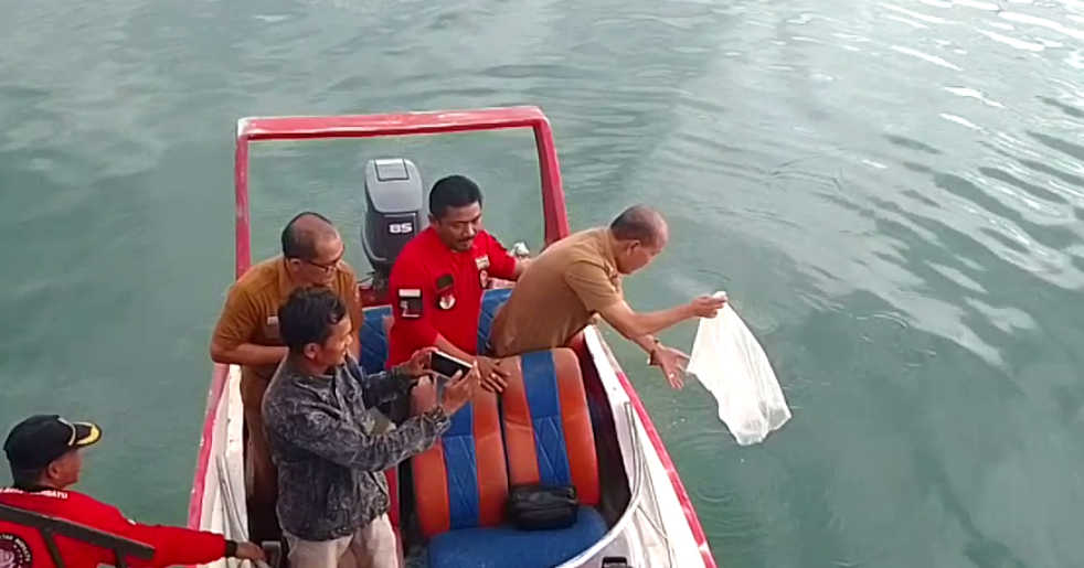 Wabup Samosir Tabur Bibit Mujair Bersama PBB ke Danau Toba