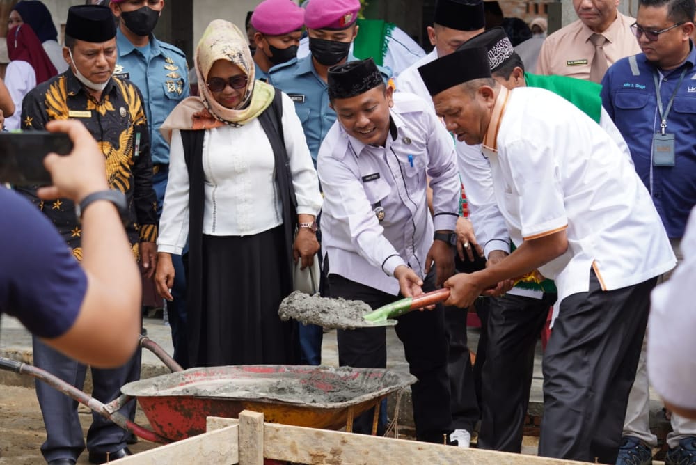 Plt Bupati Langkat Berkeringat Mengaduk Semen Dipeletakan Batu Pertama Masjid Assyakirin