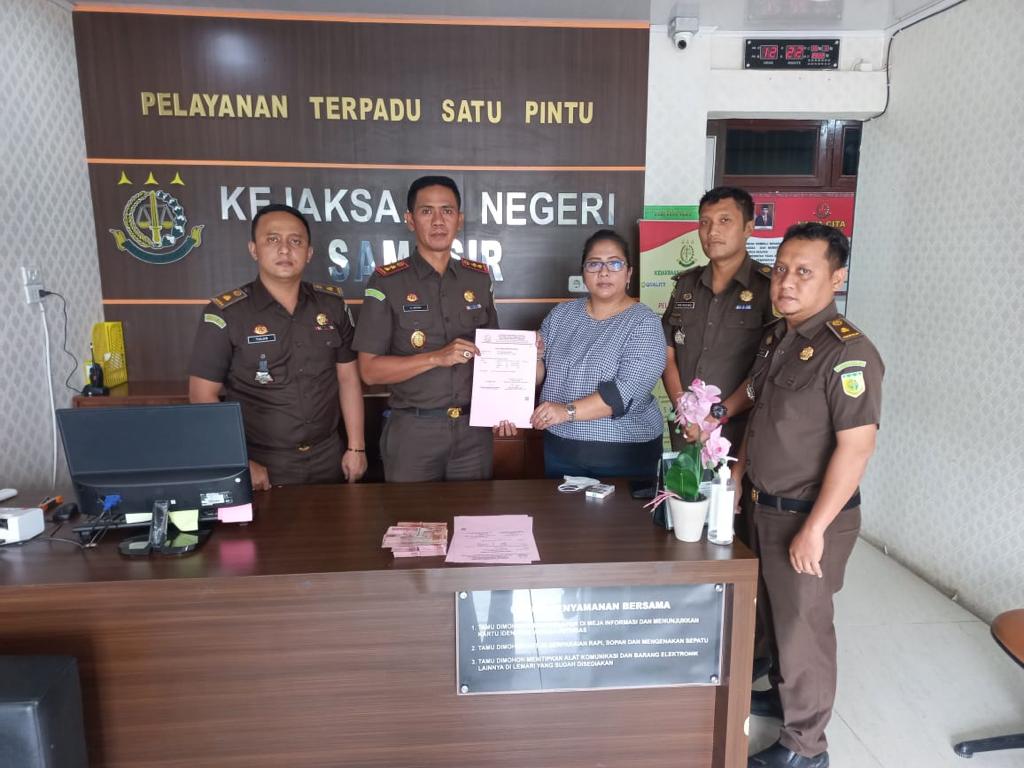 Mantan Sekda Tobasa Bayar Denda Putusan PN Tipikor ke Kejari Samosir
