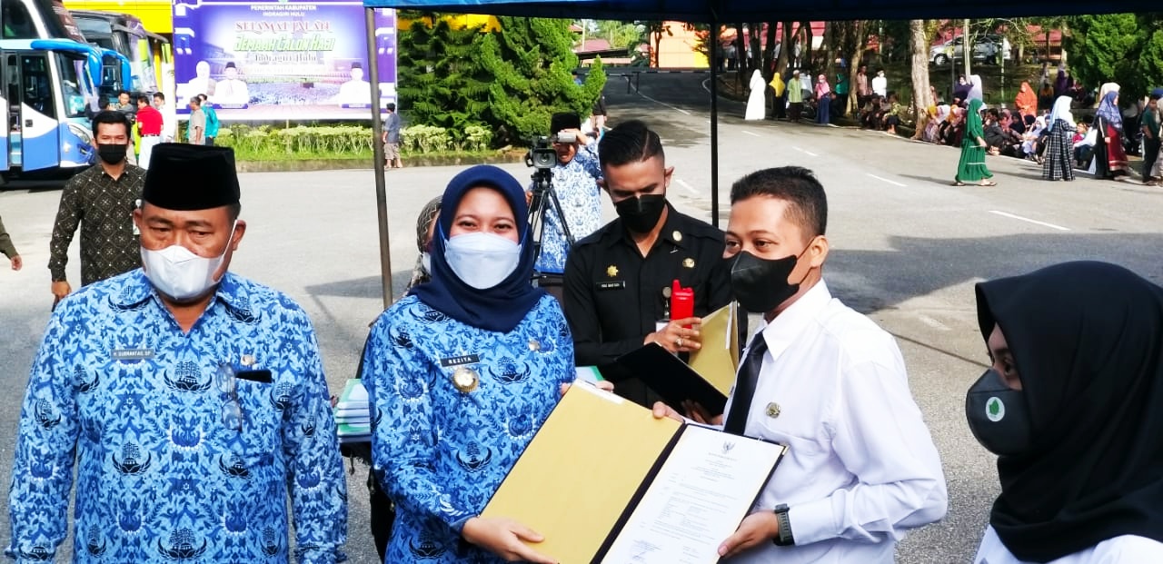 Bupati Inhu Serahkan SK CPNS Farmasi 2021 dan BPJS Ketenagakerjaan