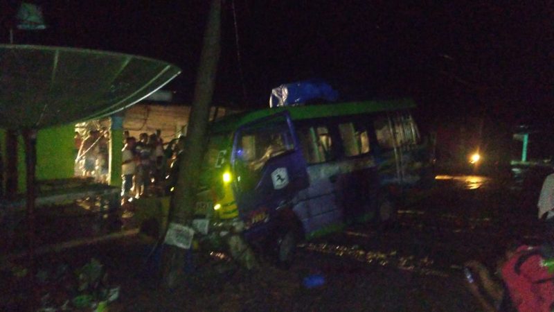 Diduga Ugal-ugalan Bus KUPJ Mandiri Seruduk Tiang Listrik DiSukaramai