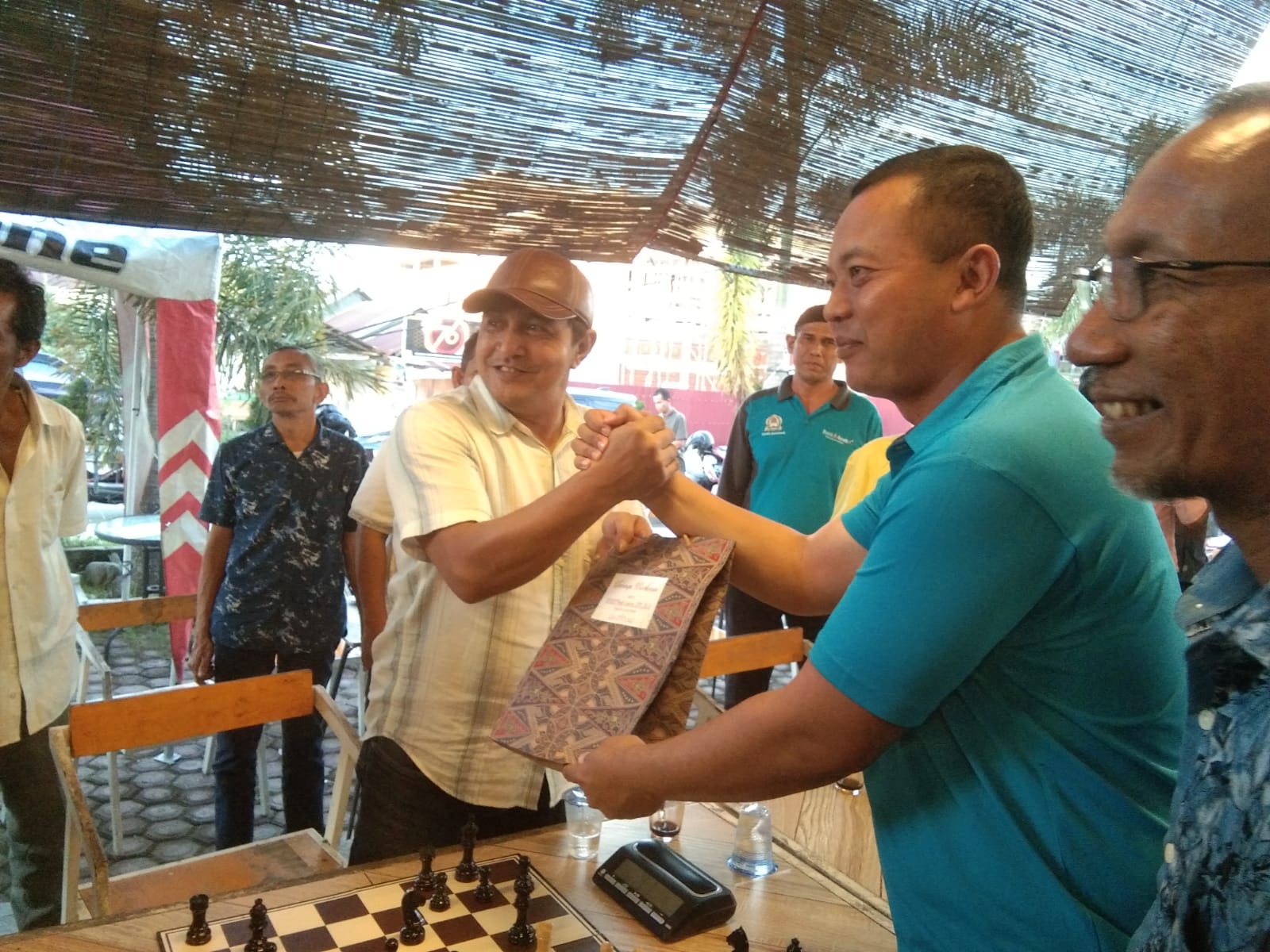 Kapolres Ditantang 10 Juara Catur di Aceh Barat Secara Simultan