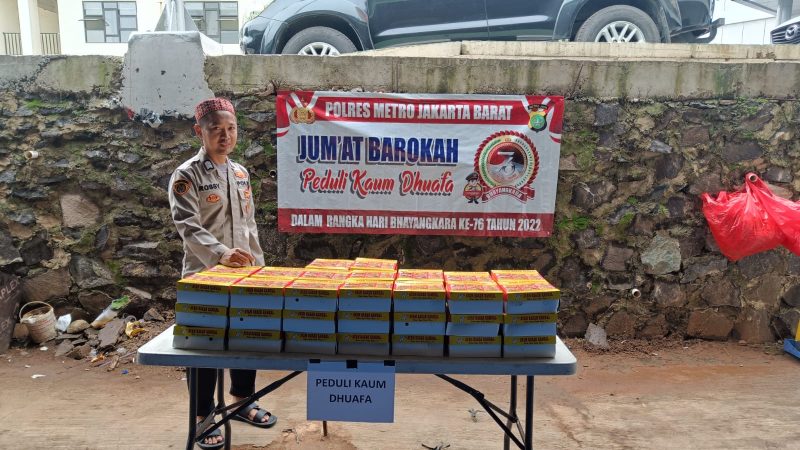 Dalam Rangka Menyambut Hut Bhayangkara ke-76, Polrestro Jakbar Bagikan Makanan Gratis Siap Saji
