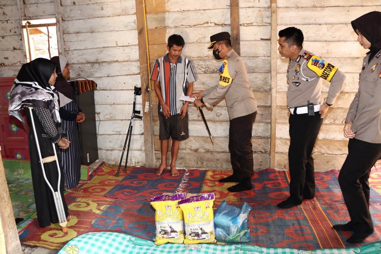 Peringatan Hari Bhayangkara, Kapolres Inhu Salurkan Bantuan  Pada Komunitas Korban Lakalantas