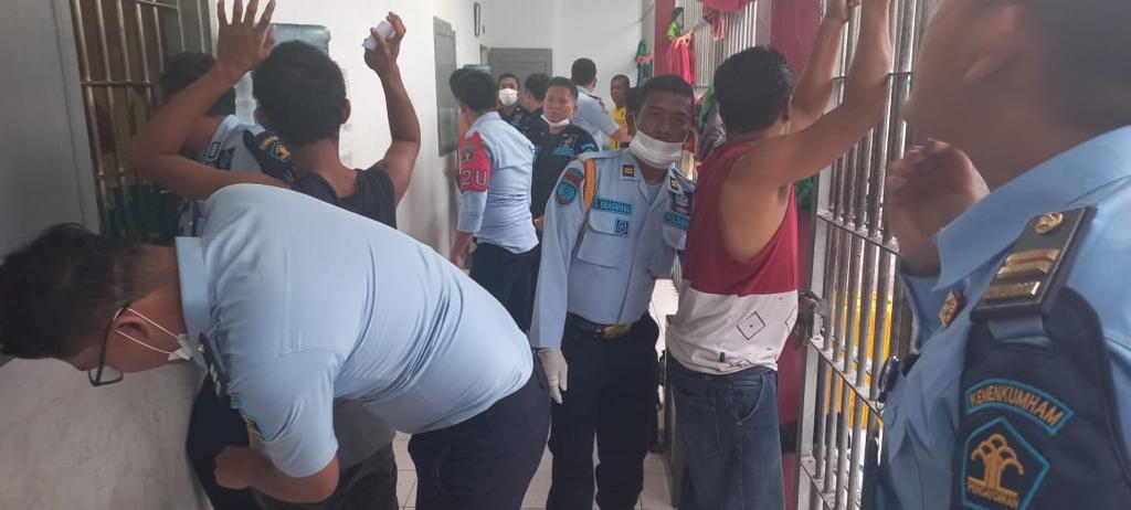 KPLP Beserta jajaran Mengadakan Razia Rutin di Kamar Hunian Lapas Siborongborong