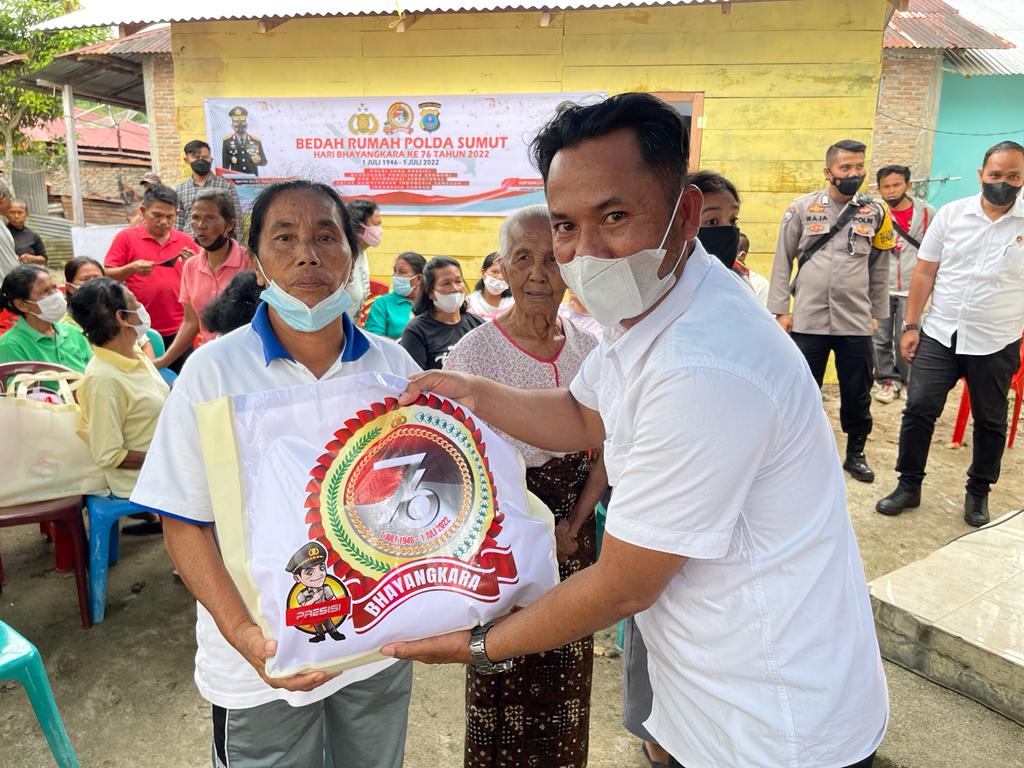 Hadiah ” HUT Bhayangkarake-76, Polres Taput Serahkan Kunci Rumah Hasil Bedah Rumah dan Bantuan Sosial Terhadap Warga