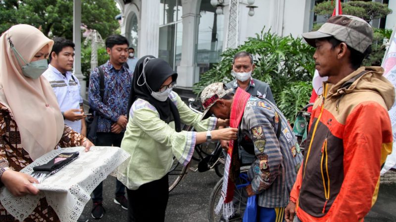Melintas di Kota Siantar, Tim Ekspedisi Sepeda Ontel Keliling Indonesia Disambut Plt Wali Kota Pematangsiantar