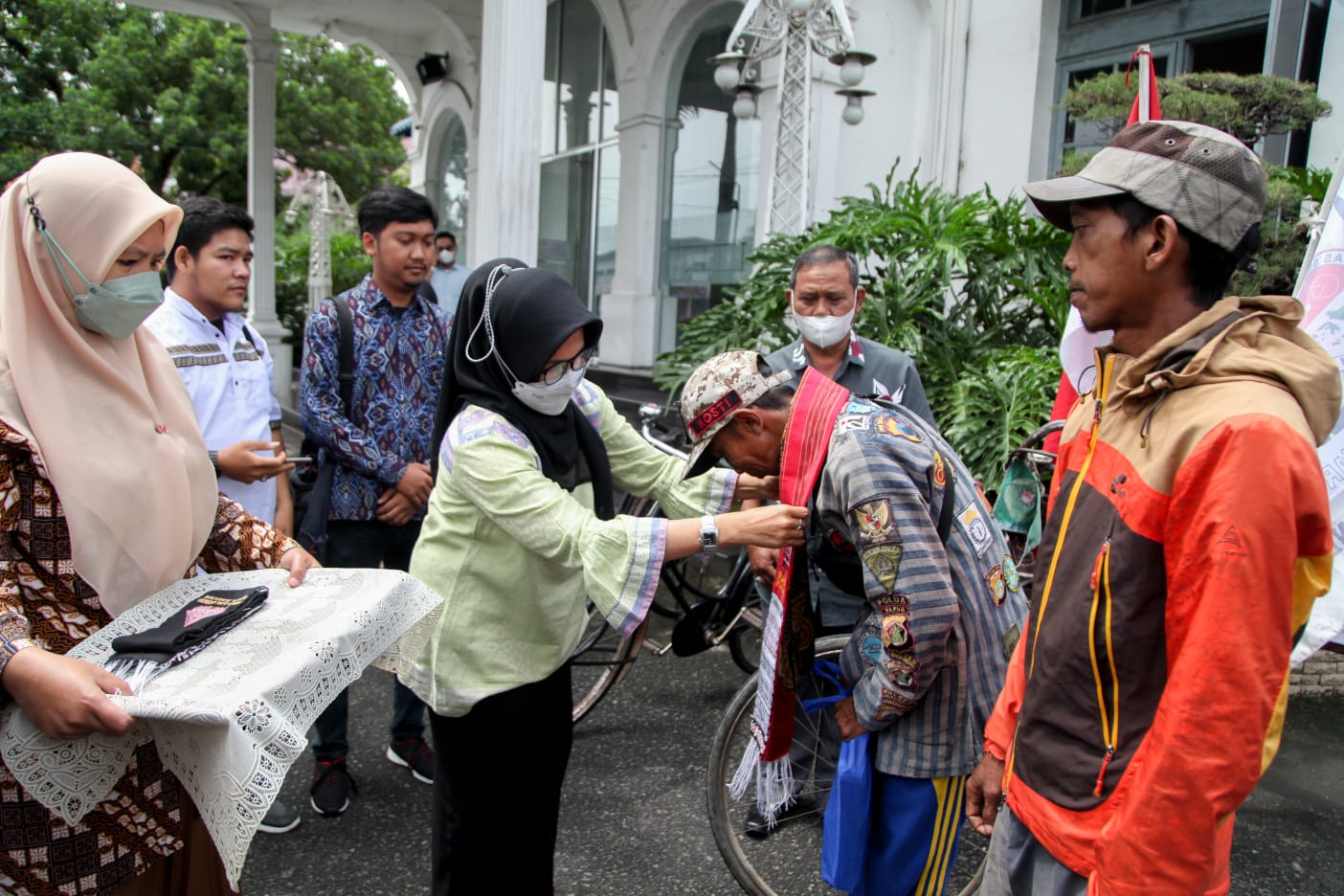 Melintas di Kota Siantar, Tim Ekspedisi Sepeda Ontel Keliling Indonesia Disambut Plt Wali Kota Pematangsiantar