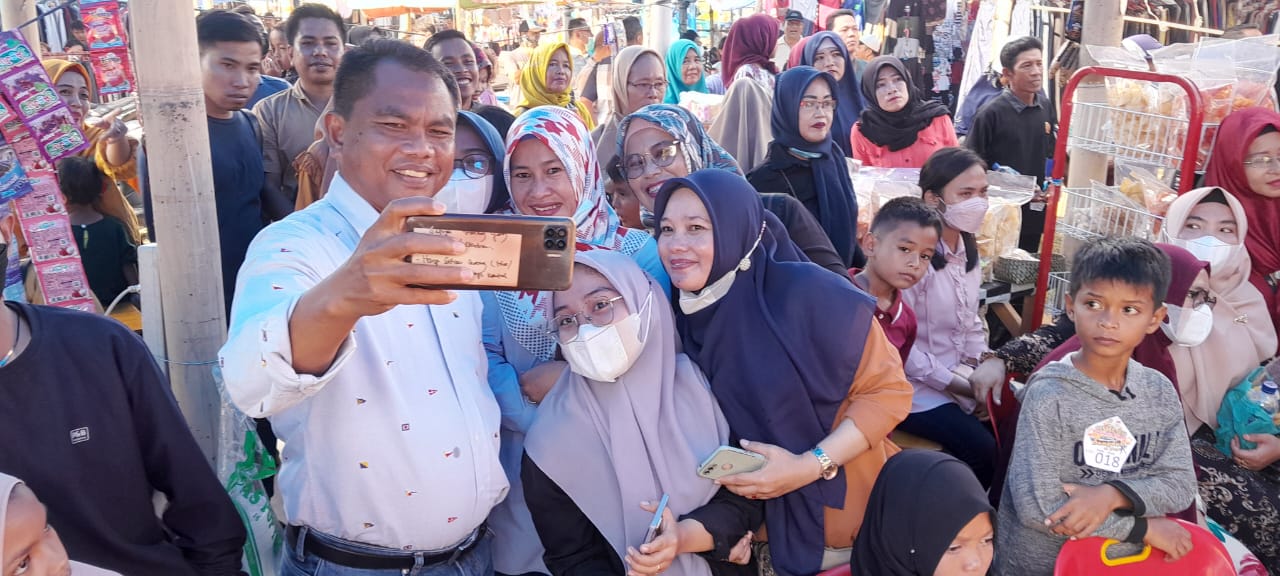 Heboh, Kaum Ibu Dorong – Dorongan Ingin Selfi Bersama Bupati di Pasar Rakyat Sei Rampah