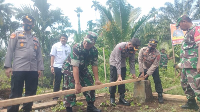 Dalam Rangka Menyambut HUT Bhayangkara Ke-76, Polres Pasbar Beserta Polsek Gunung Tuleh Lakukan Bedah Rumah Masyarakat Tidak Mampu