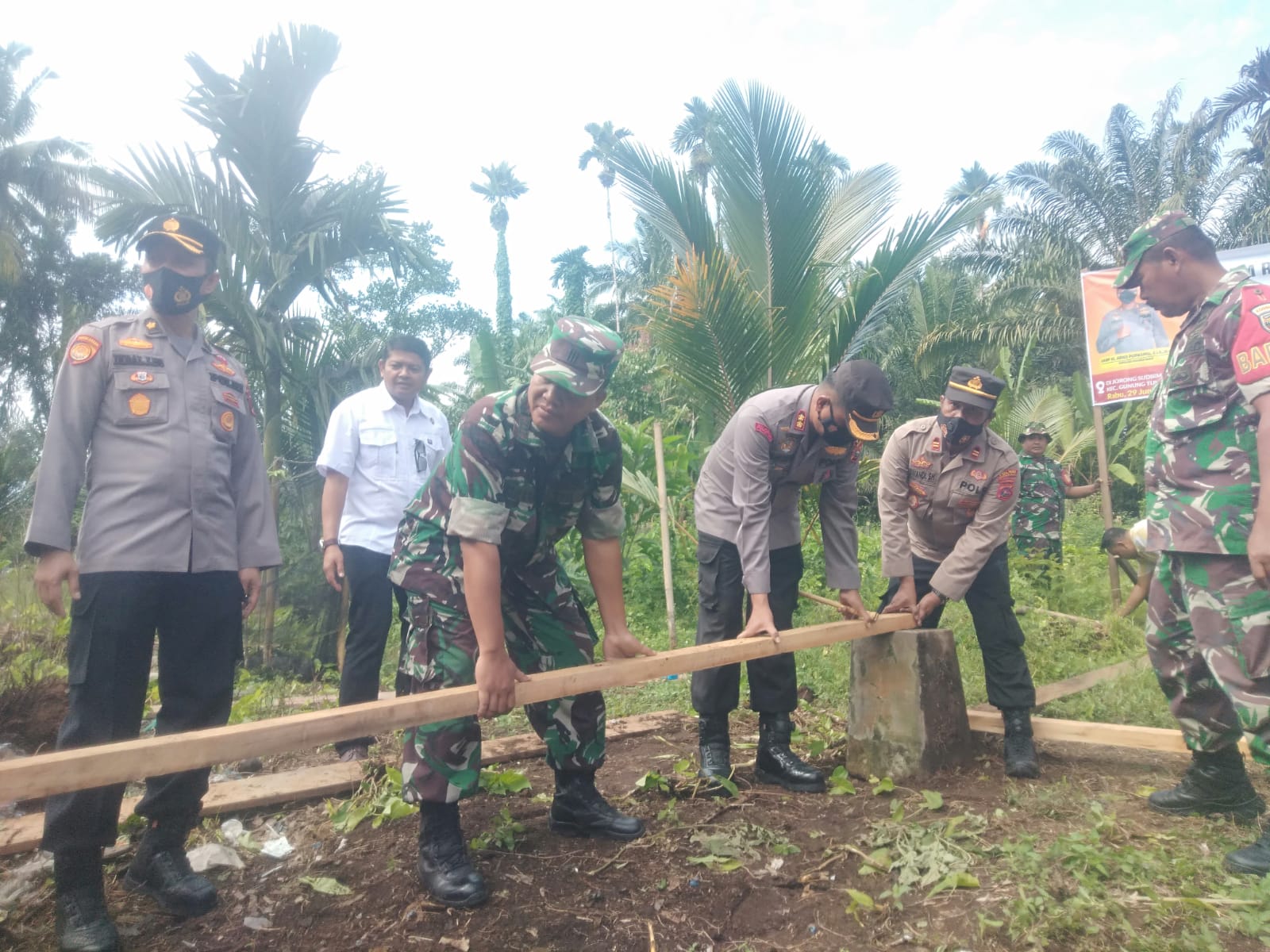 Dalam Rangka Menyambut HUT Bhayangkara Ke-76, Polres Pasbar Beserta Polsek Gunung Tuleh Lakukan Bedah Rumah Masyarakat Tidak Mampu