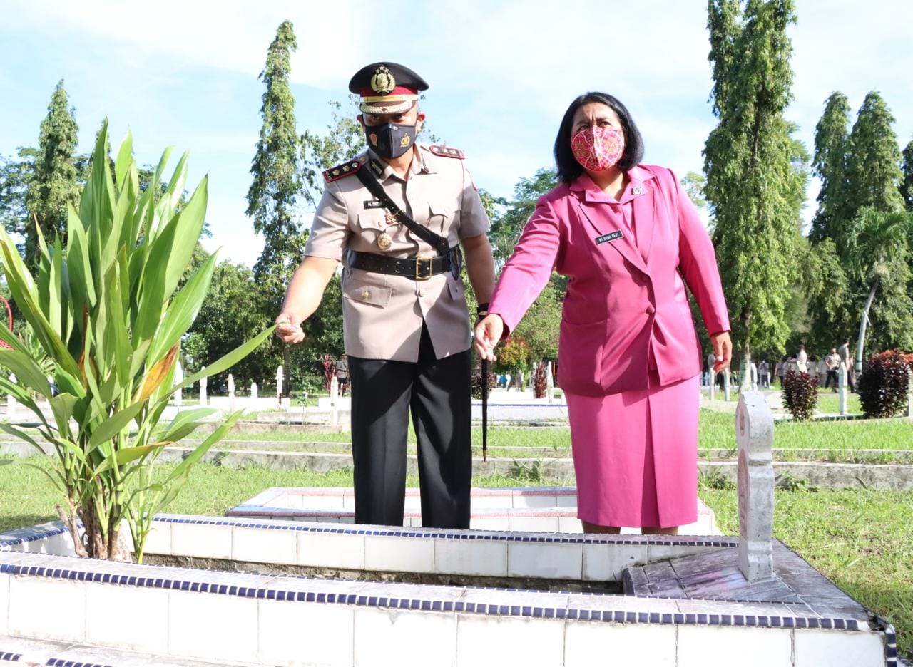 Jelang HUT Bhayangkara Ke-76, Polres Simalungun Ziarah Rombongan dan Tabur Bunga Ke TMP Nagur
