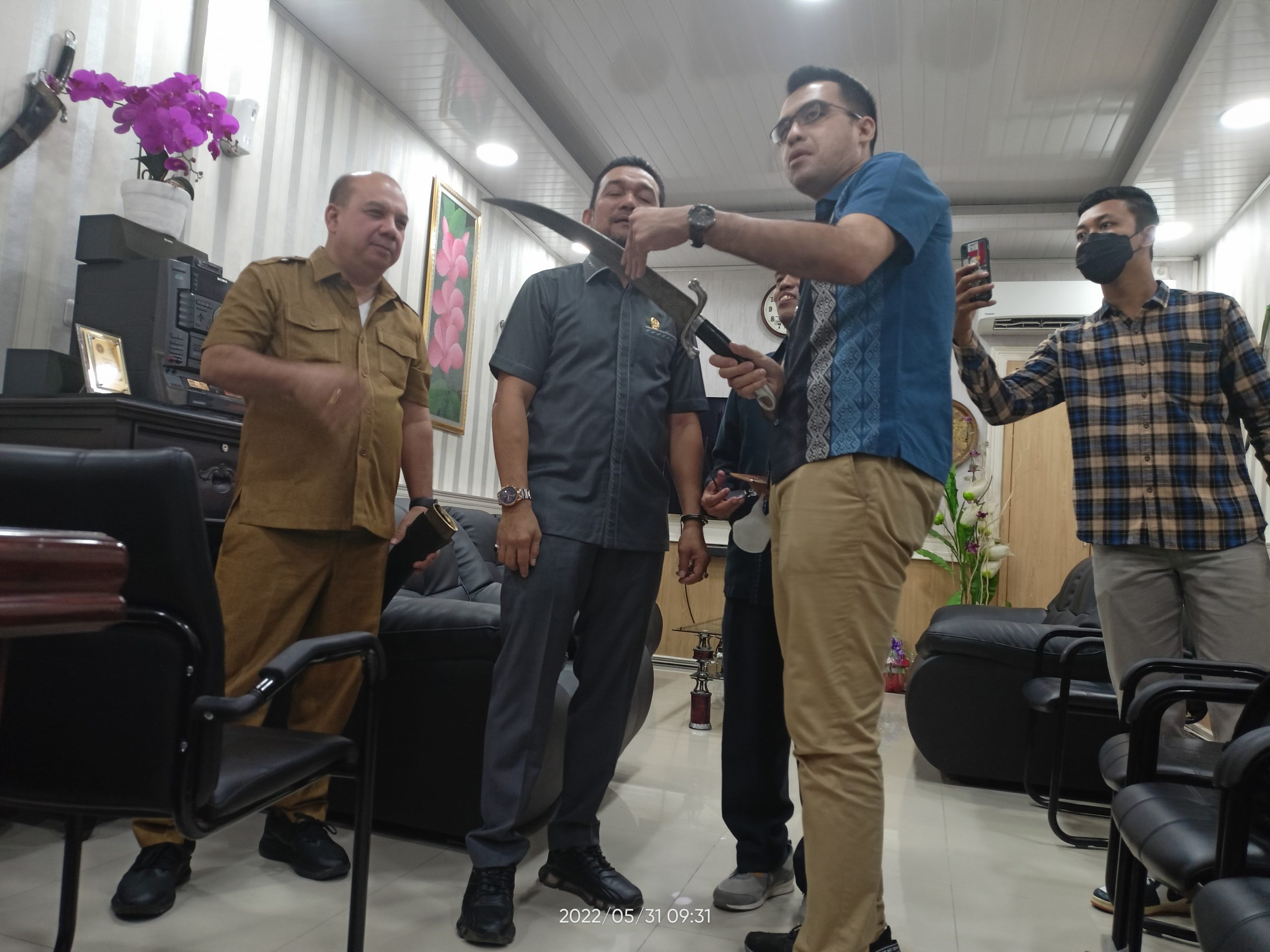 Saat Kunjungan Kerja ke Dinas Kebudayaan Medan, Komisi 3 DPRD Kota Medan Takjub Melihat Koleksi Antik Milik Kadis