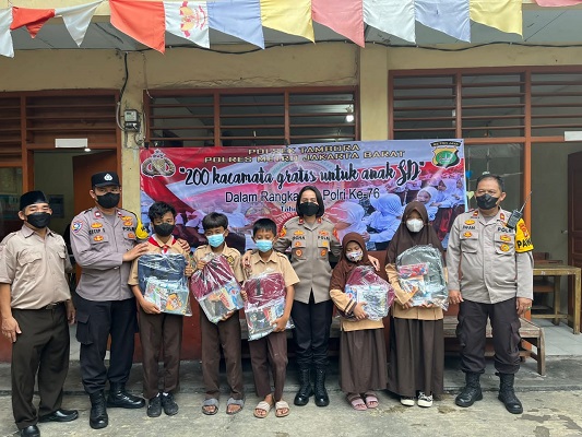 Jajaran Polsek Tambora Jakbar Baksos Pemeriksaan dan Pembagian Kaca Mata Gratis untuk Anak-anak