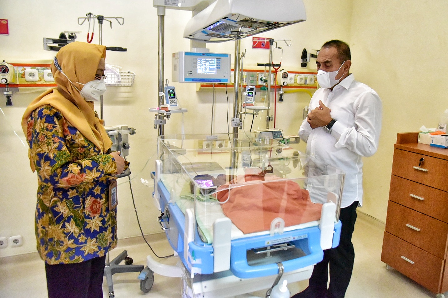 Jenguk Bayi Kembar Siam asal Asahan, Gubernur Edy Rahmayadi Jamin Biaya Perobatan si Kembar Ratih dan Ririn