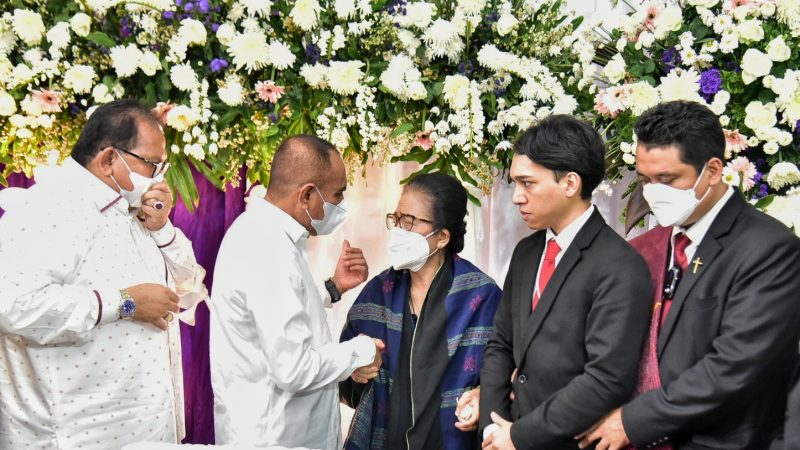 Edy Rahmayadi dan Musa Rajekshah Kunjungi Rumah Duka WTP Simarmata