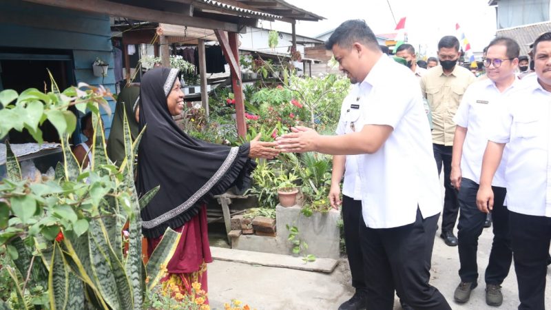 Rumahnya Diperbaiki, Misnah Menyampaikan Rasa Terimakasih Kepada Bobby Nasution Dengan Berlinang Air Mata