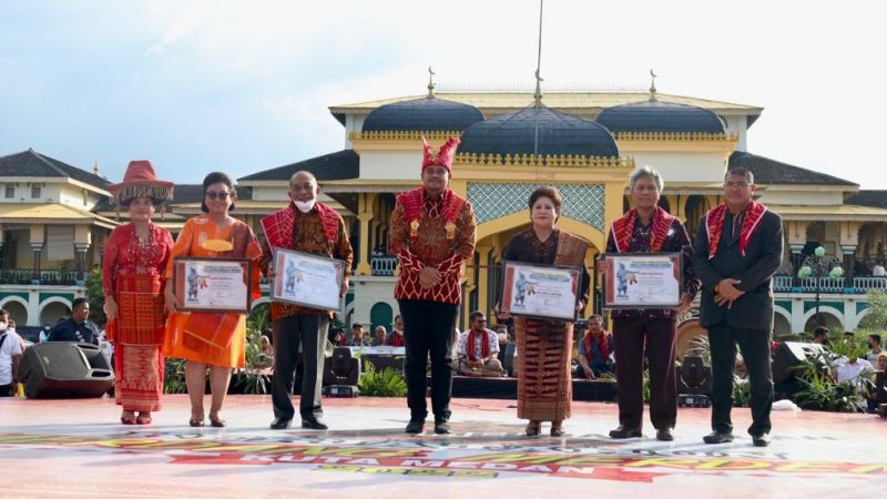 Hadiri Perayaan Merdang Merdem, Bobby Nasution Beri Penghargaan Guru Patimpus Sembiring Pelawi Award kepada Tokoh-tokoh Karo