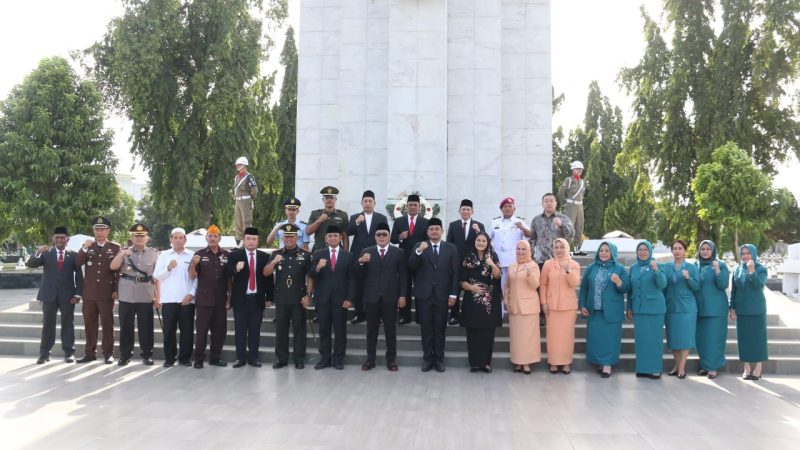 Jelang HUT Kota Medan ke 432 Tahun, Wali Kota Medan Bersama Ketua TP PKK Kota Medan Berziarah Ke Taman Makam Pahlawan Bukit Barisan