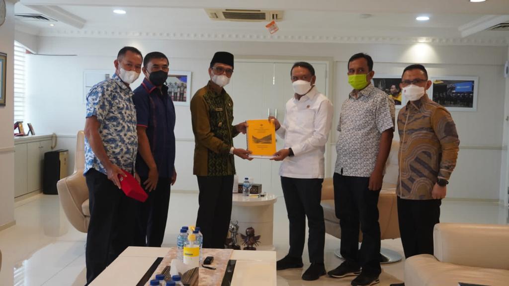 Menpora Amali Dukung Bupati Safaruddin Rehab GOR Singo Harau