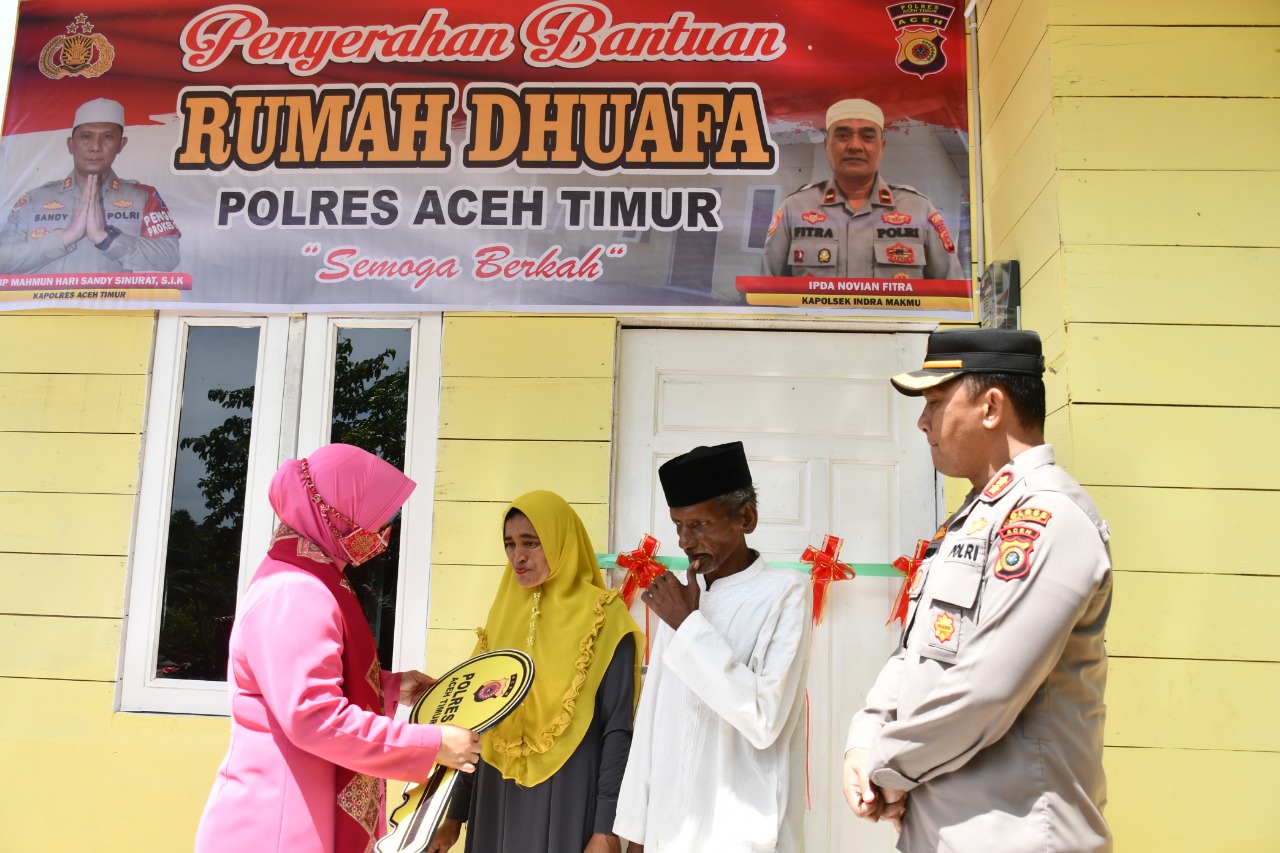 Dalam Rangka Hari Bhayangkara Ke-76, Polres Aceh Timur Serahkan 2 Unit Rumah Untuk Kaum Dhuafa
