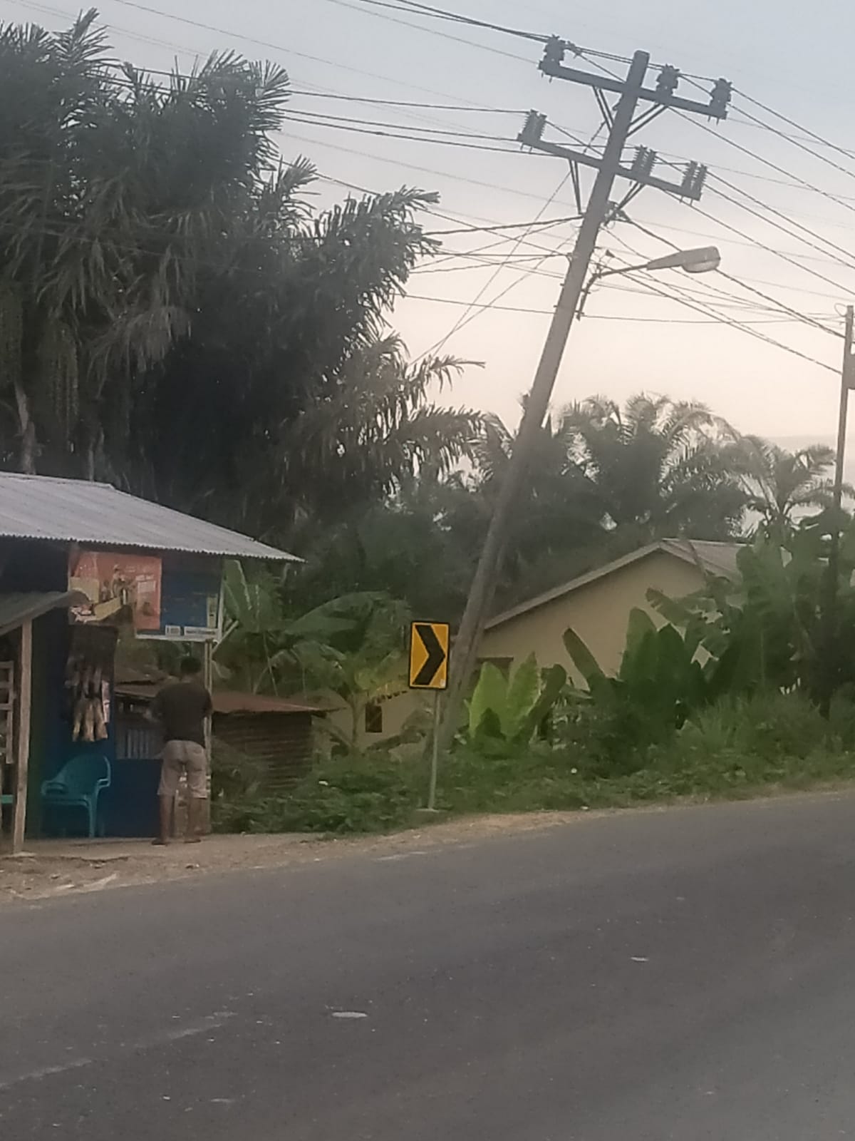 Tiang Listrik PLN Miring Belum Diperbaiki,Warga Dusun Sukaramai Khawatir