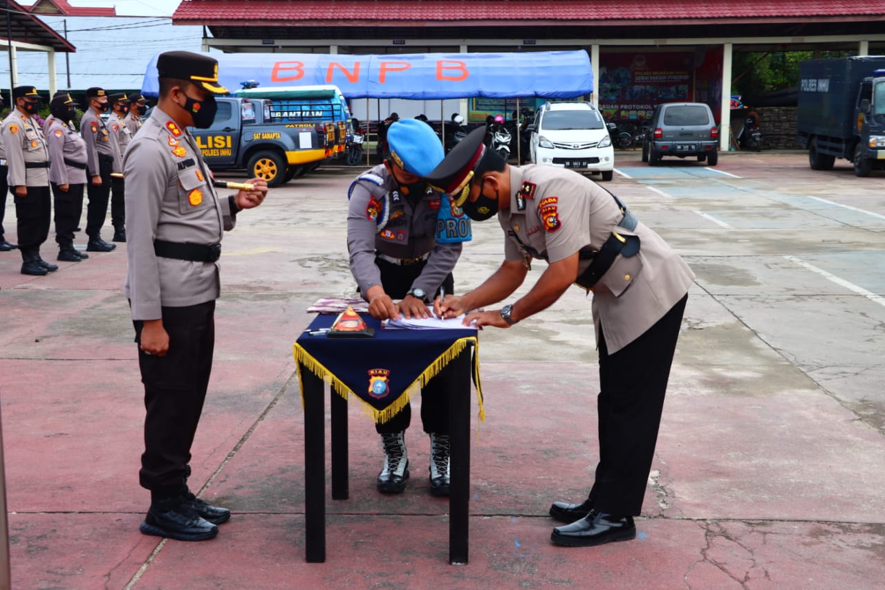 Dua Kabag, 4 Kapolsek Jajaran Polres Inhu Dimutasi, Kapolres Inhu : Bagi Yang  Sartijab  Mampu Berikan Warna Baru