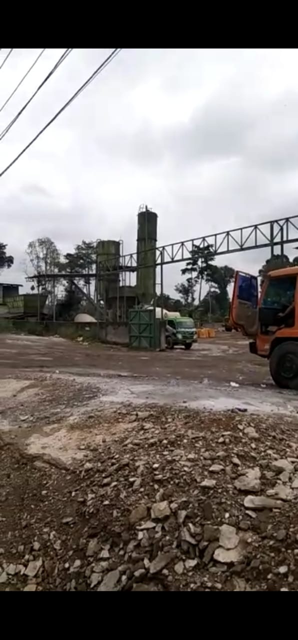 Aktivitas CV Sumber Beton Diduga Mencemari Lingkungan Debu Berterbangan dan Mengganggu Pengguna Jalan