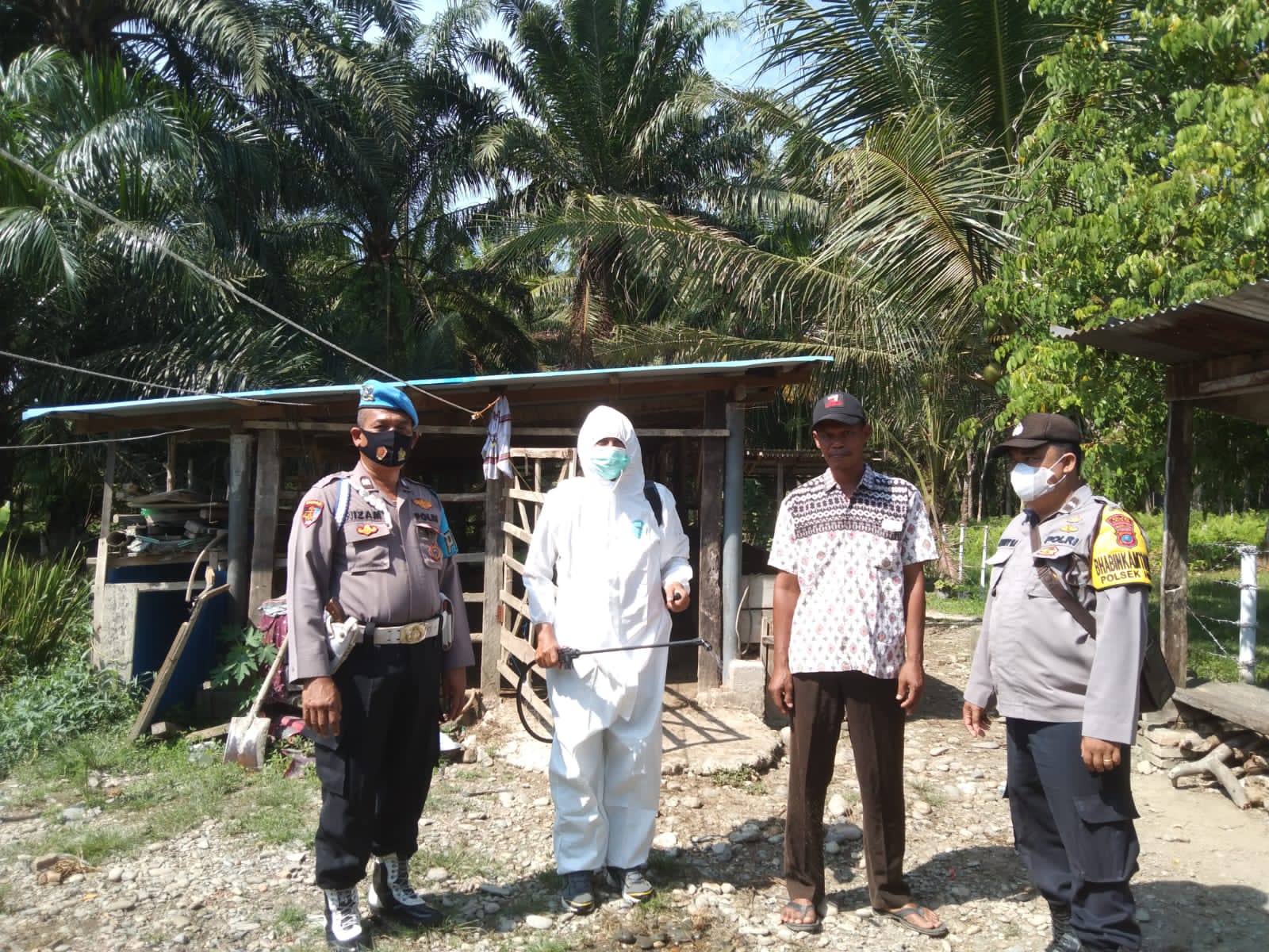 Upaya Pencegahan Penyebaran Wabah PMK,Polsek Hinai Laksanakan Penyemprotan Desinfektan