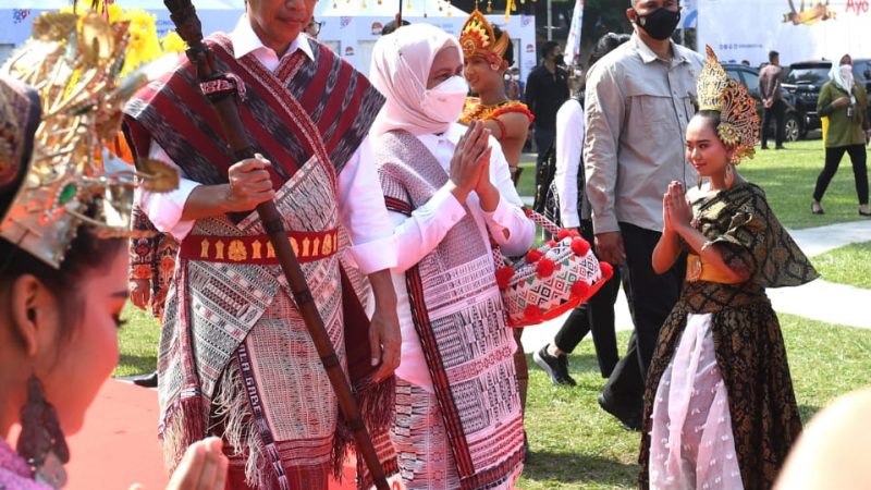 Tiba di Lapangan Merdeka, Presiden dan Ibu Iriana Disambut Tradisi Adat Batak Toba