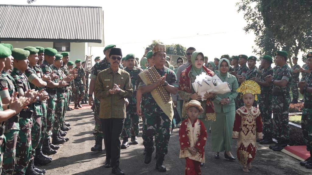 Kapus Zeni TNI-AD Mayjen Aby Ismawan Sambangi Denzipur 2/ PS Padang Mengatas