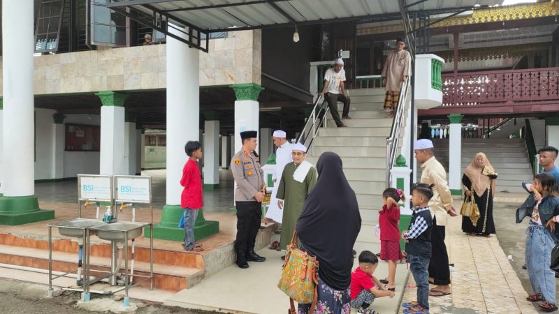 Kapolres Langkat Menyerahkan hewan Qurban ke Pesantren Tuan Guru Besilam