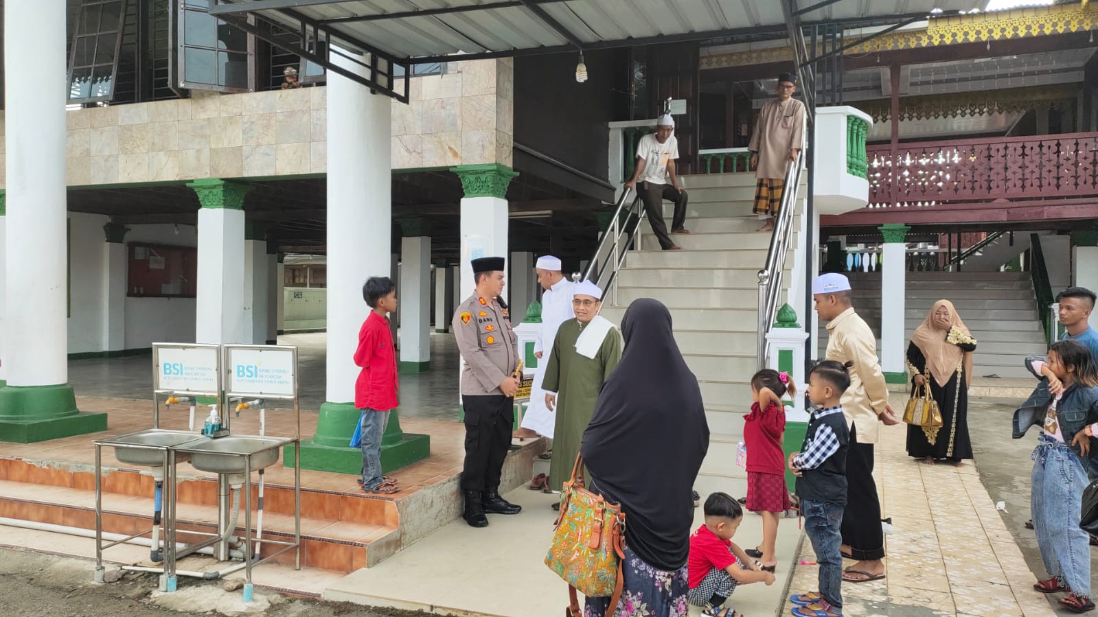 Kapolres Langkat Menyerahkan hewan Qurban ke Pesantren Tuan Guru Besilam