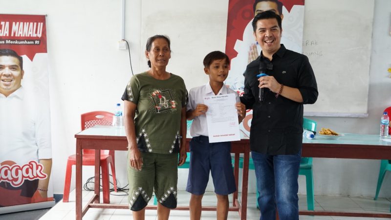 Bane Raja Manalu Bagi Beasiswa di Kampung Halaman: Harus Berani Raih Mimpi