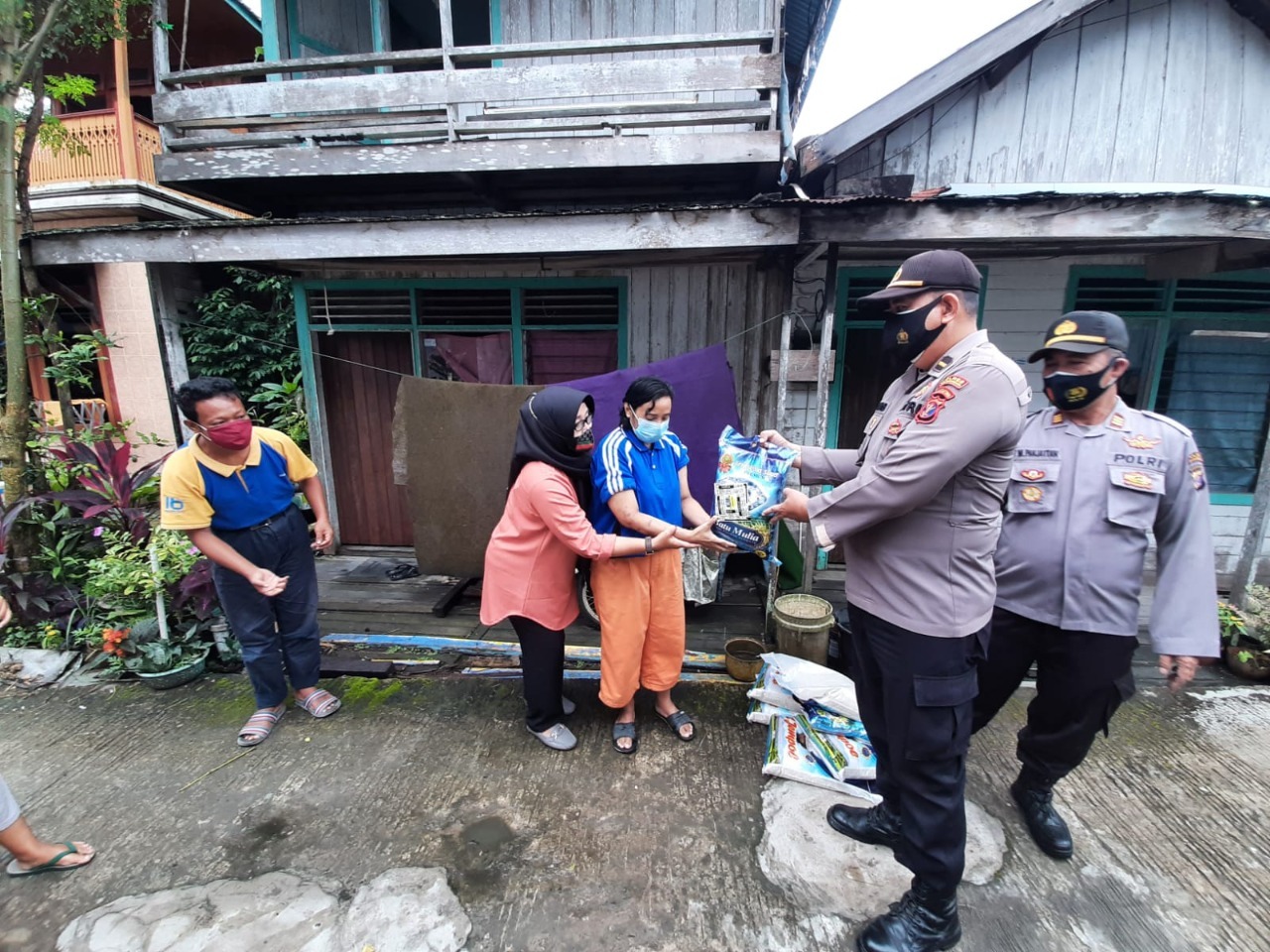 Polres Kukar Bagikan Bansos Terhadap Masyarakat Kurang Mampu