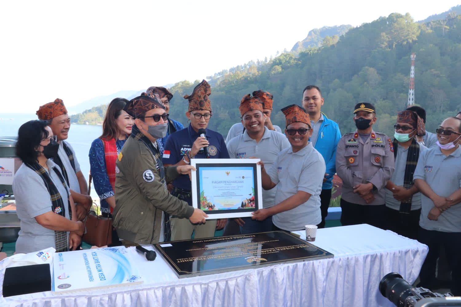 Wakapolres Wakili Kapolres Simalungun Dampingi Kunker Menteri Pariwisata Ke Wisata Kampung Warna Warni Tigarihit