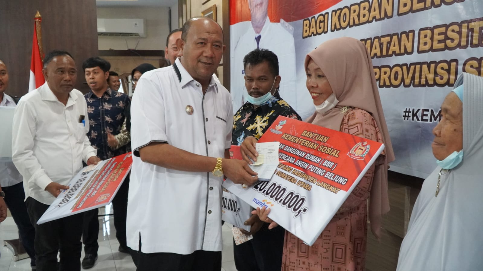 Plt Bupati Langkat Serahkan Rp277 Juta BBR untuk 24 Korban Bencana Alam