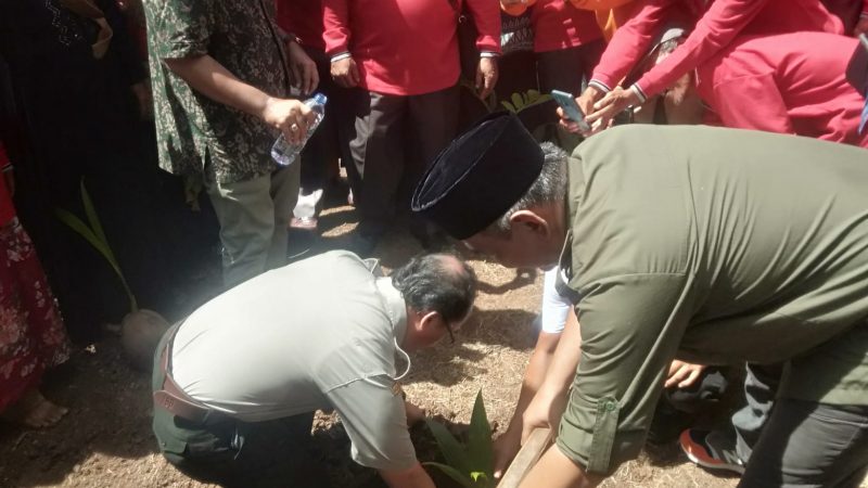 Penanaman Pohon Kehidupan Di Perencanaan Kampung Reforma Agraria Nagari Aia Gadang