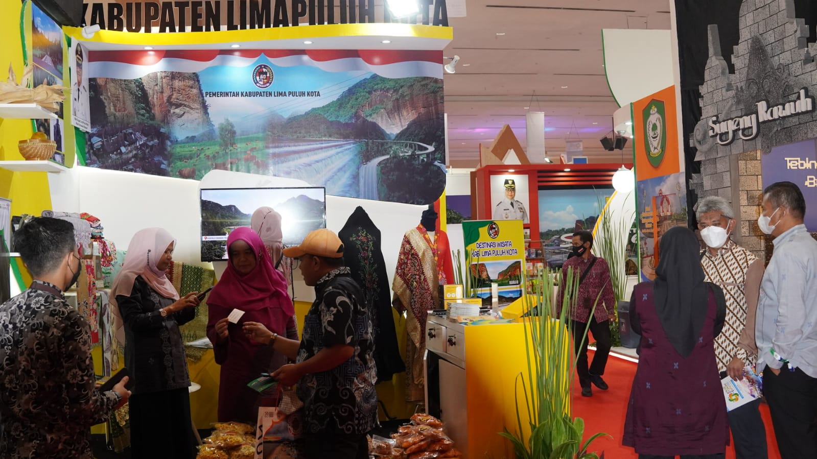 Kepincut Batik Gambir, Limapuluh Kota di Apkasi Expo 2022, _Owner_ Batik Failasuf Siap Kerja Sama