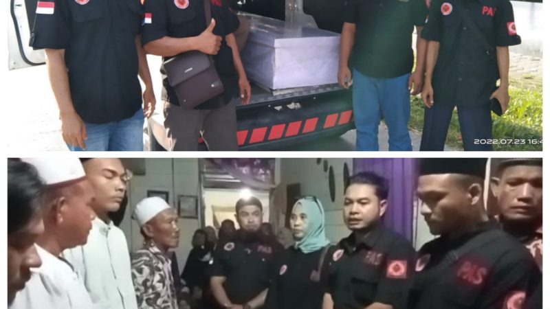 Ratusan Warga Sambut Jenazah Alm Armansyah Saat Diturunkan Di Rumah Duka Dari Ambulance PAS